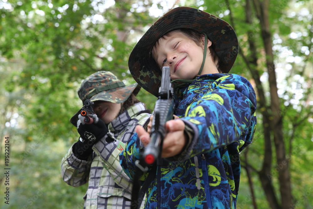 Fototapeta premium Kinder spielen Soldaten