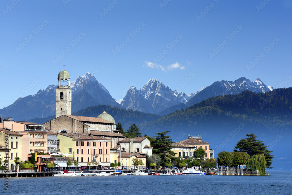 panoramic view to the center of Salo at the lake Garda in Italy, Lombardia with alpes and blue sky - obrazy, fototapety, plakaty 
