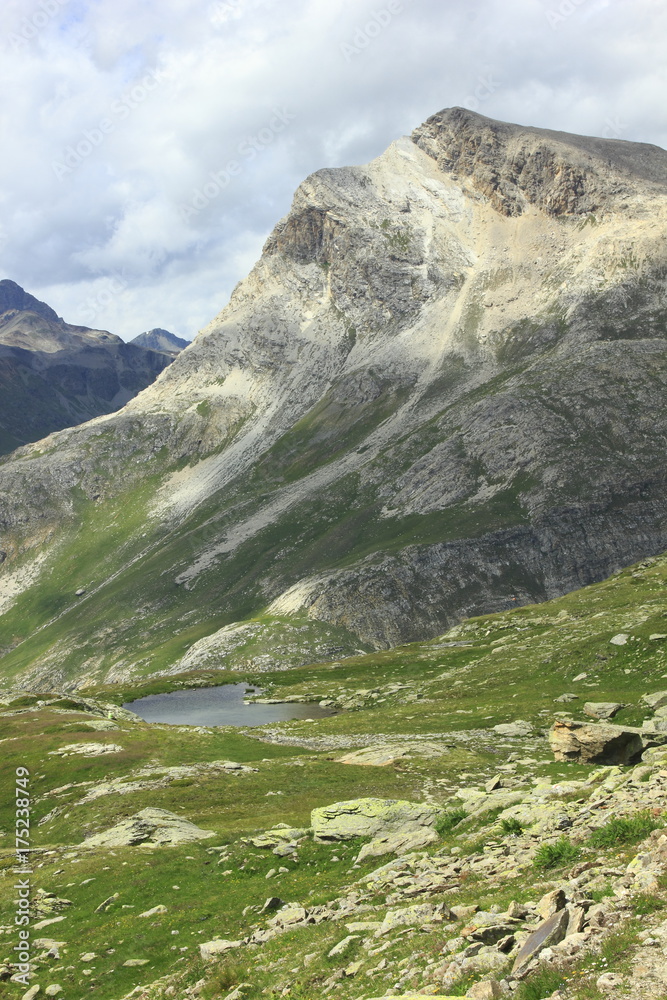 Fototapeta premium Aufstieg zum Piz Lagalb, Blick auf Piz Alv