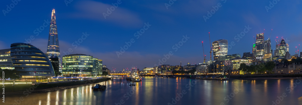 Fototapeta Londyn - panorama nabrzeża i drapaczy chmur o zmierzchu.