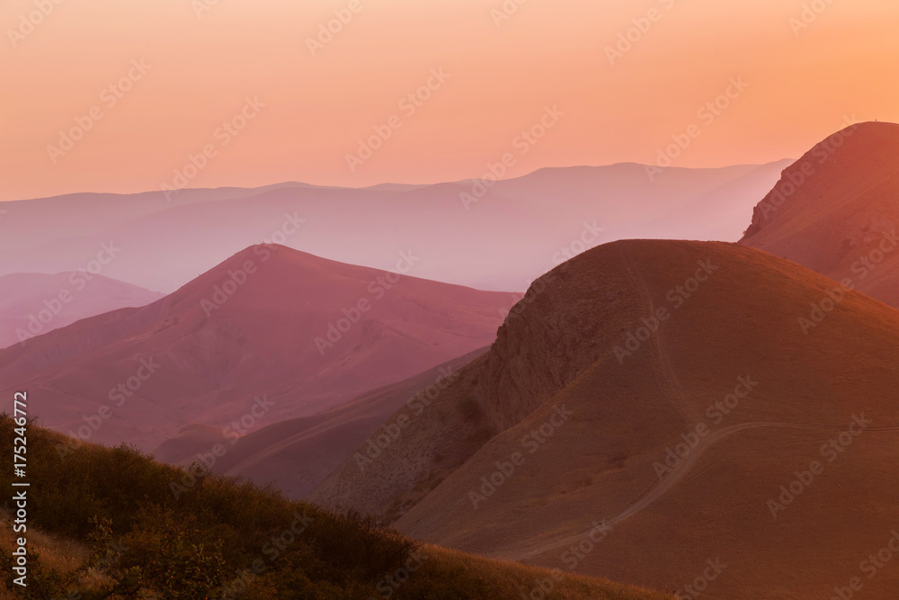 Naklejka premium Pink sunset in the mountains