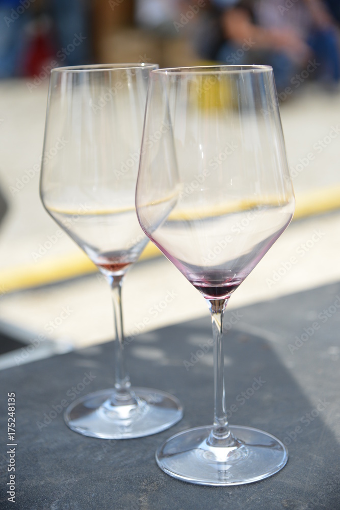 empty wine glasses 
