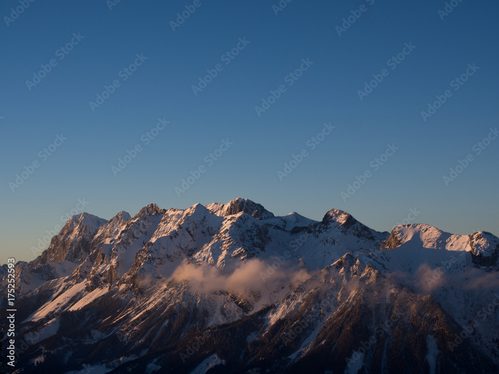 Sonnenuntergang an den Hauser Alpen mit wolkenlosem Himmel