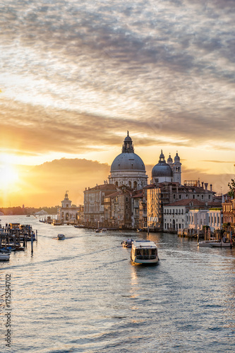 Blick auf die Basilica Santa Maria della Salute bei Sonnenaufgang in Venedig, Italien © moofushi