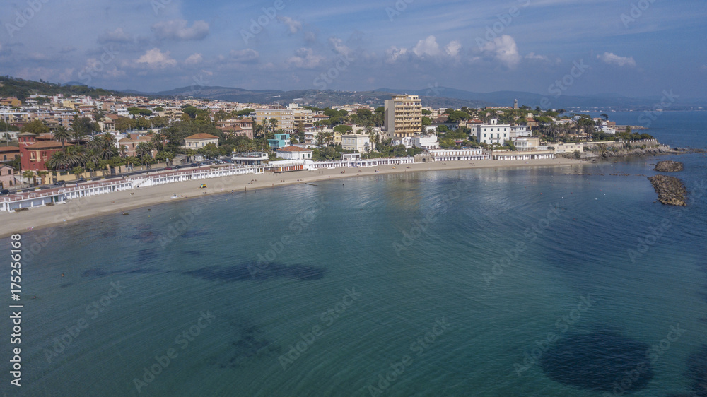 Vista aerea della costa presso il comune di Santa Marinella, vicino Roma, in Italia. In spiaggia non ci sono ombrelloni e poche persone fanno il bagno in mare.