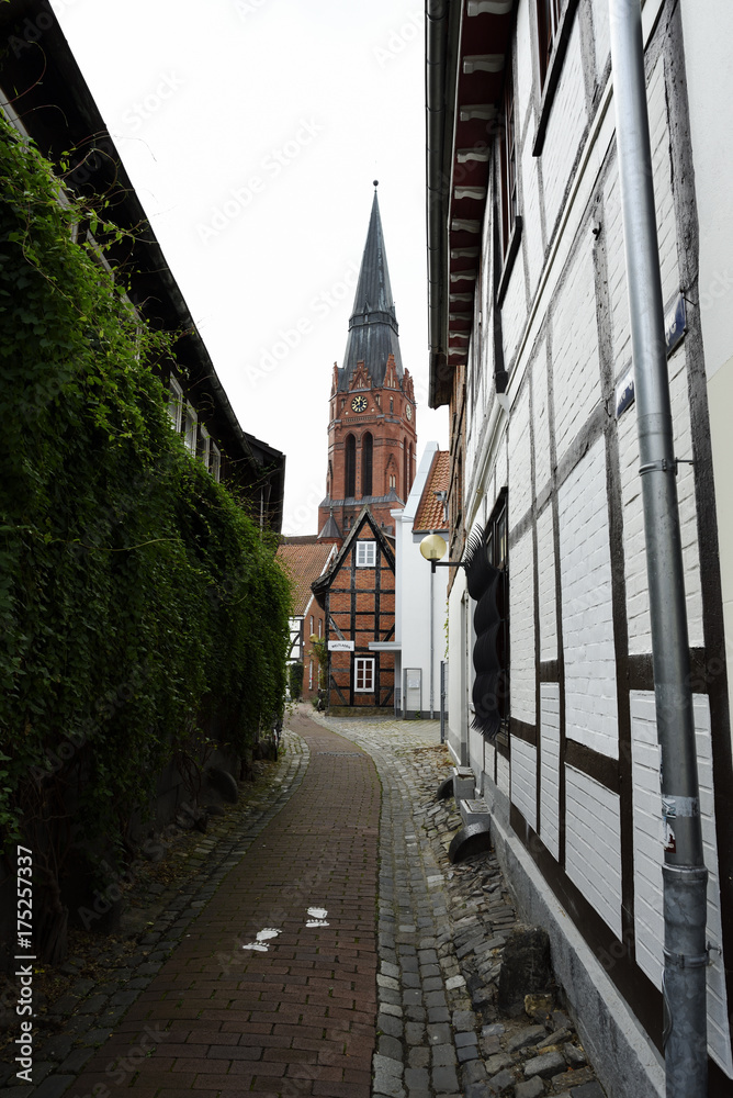 Schmale Gasse mit Blick auf die Kirche in Nienburg