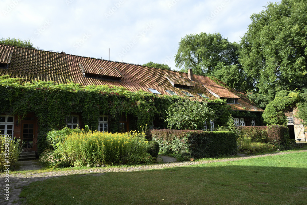 Laendliche Gegend mit Bauernhof und Wiese Laendliche Gegend mit Bauernhof und Wiese
