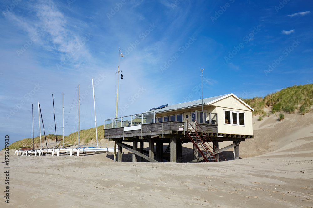 Ameland Hollum Pfahlbau am Strand Ameland Hollum Pfahlbau am Strand