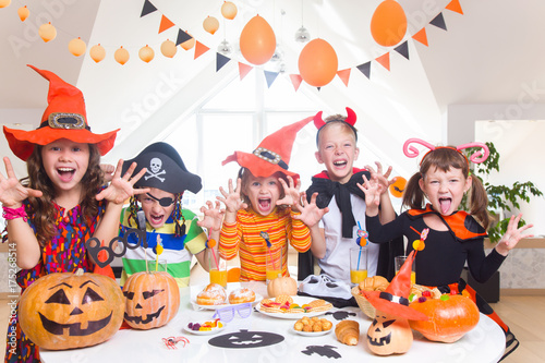Konstfotografi kids on Halloween party
