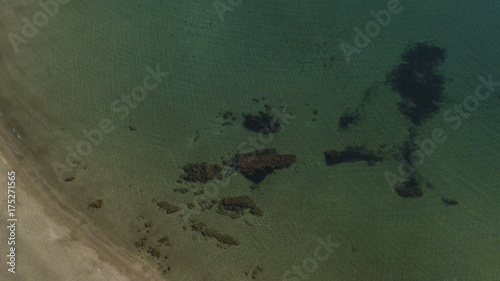 Vista aerea di una baia. La costa è sabbiosa, l' acqua del mare è verde e non c'è nessuna persona in spiaggia. photo