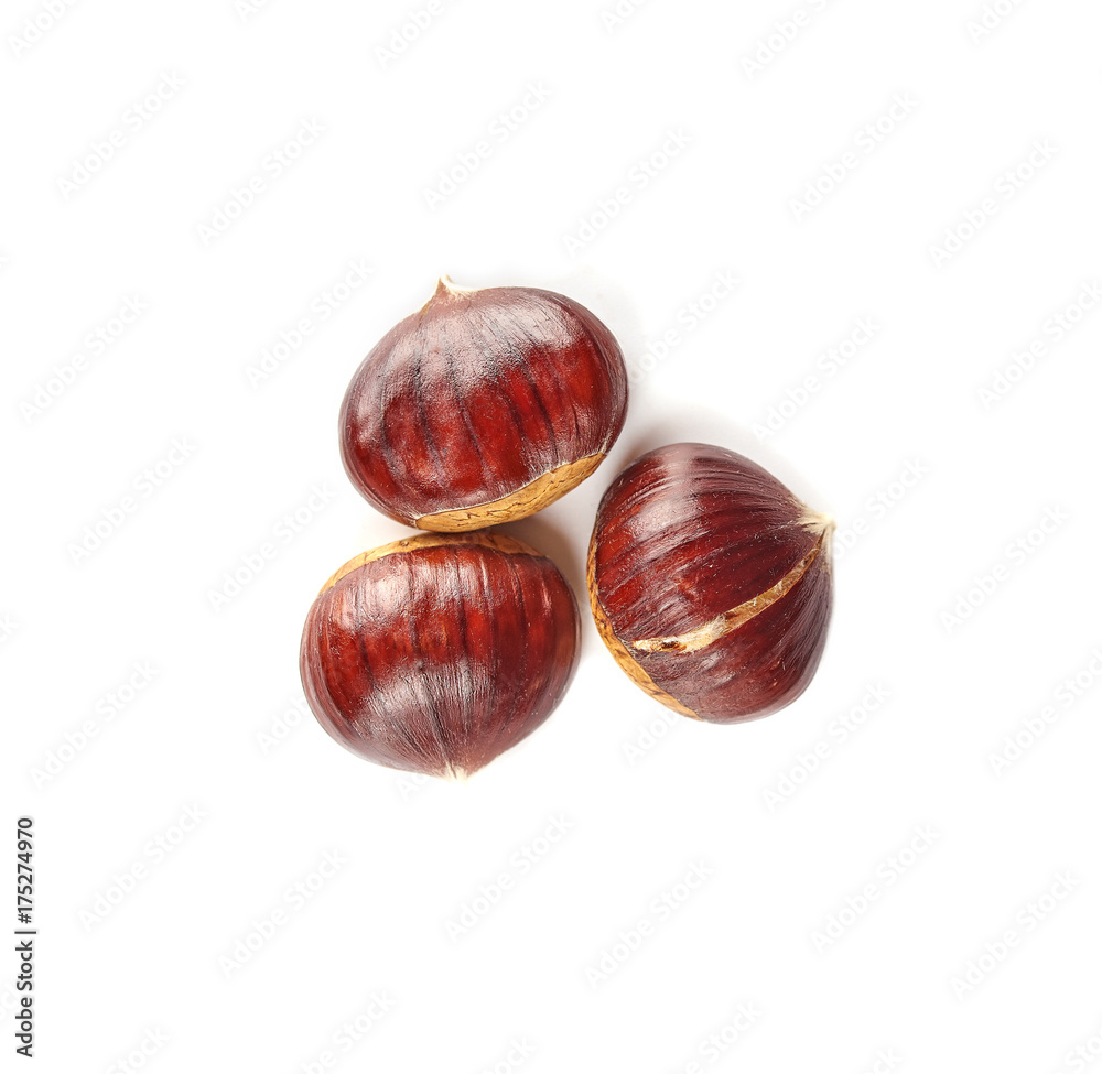 Fototapeta premium Chestnuts isolated on white background