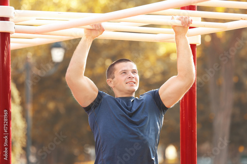 Sporty young man training o...