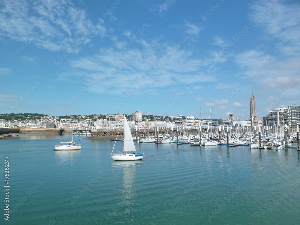 Le Havre, port de plaisance avec des voiliers (France)