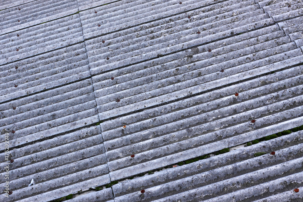 工場の古いスレート屋根