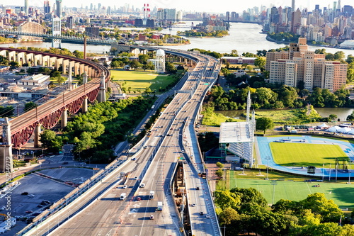 Fotografía Aerial view of the Triborough and Hell Gate bridges on Randall's Island in New Y