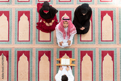 Muslim girl and the man marry by Muslim traditions photo