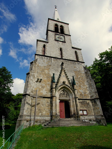 Piękny kościół w czeskim miasteczku Travna - piękna, strzelista fasada i wieża photo