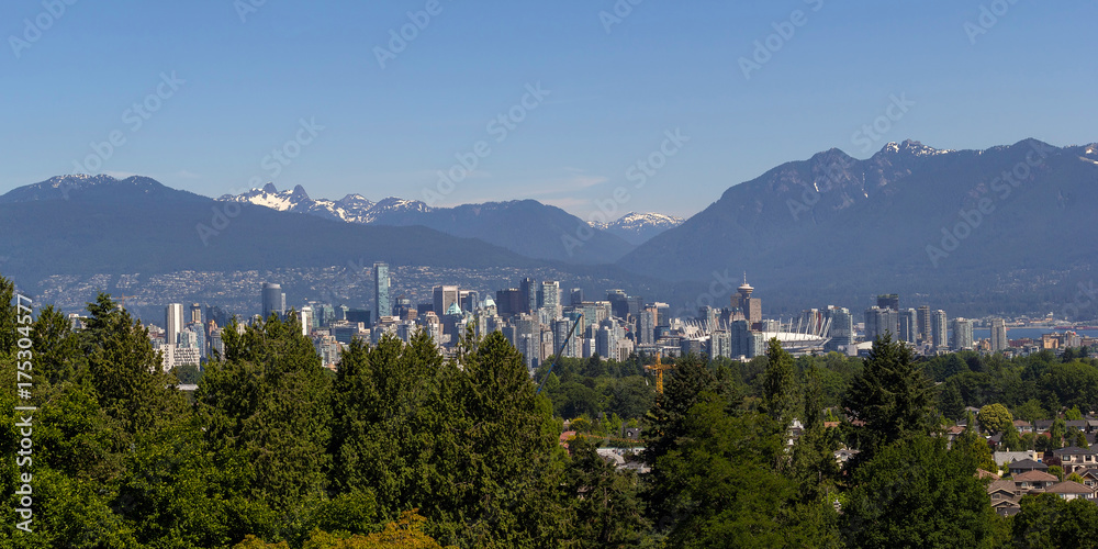 Fototapeta premium Vancouver BC City Skyline and Mountains View Canada