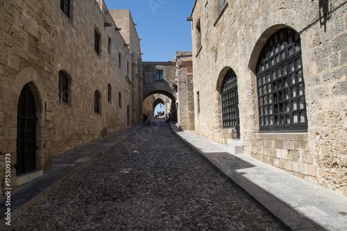Fototapeta Naklejka Na Ścianę i Meble -  Medieval street in the town of Rhodes, Greece