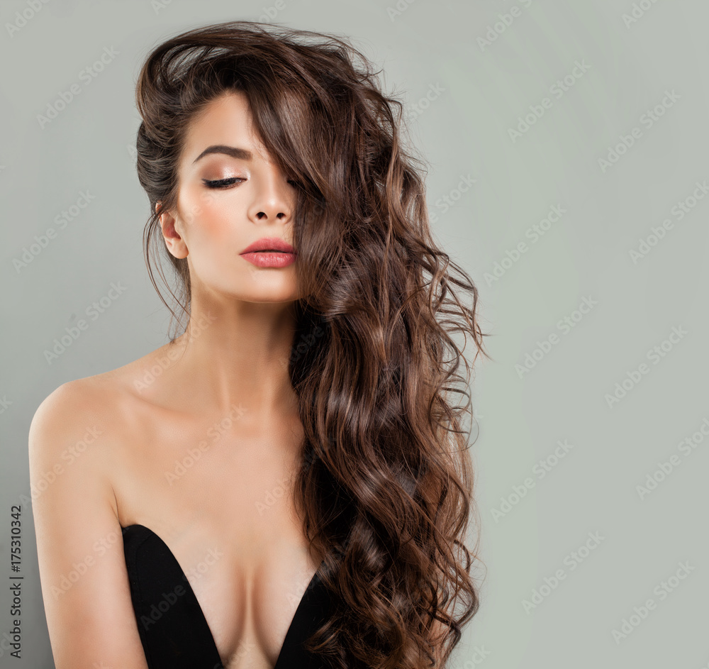 Naklejka premium Alluring Woman Fashion Model in Black Bra on Banner Background