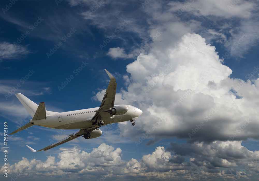 Fototapeta Samolot lecący na niebie z chmurami