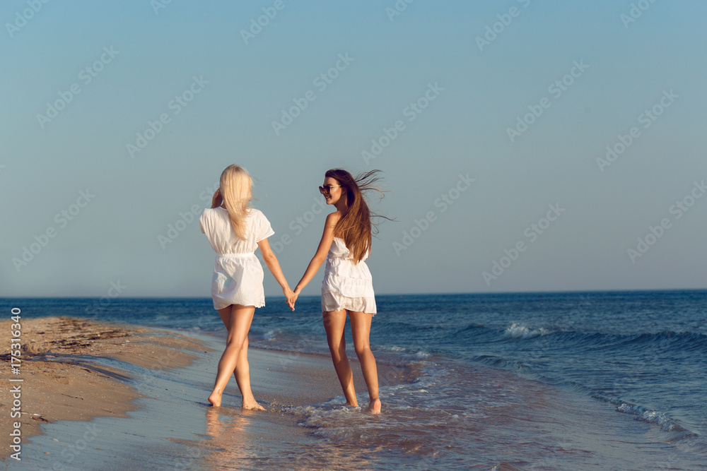 Fototapeta premium Female friends on vacation