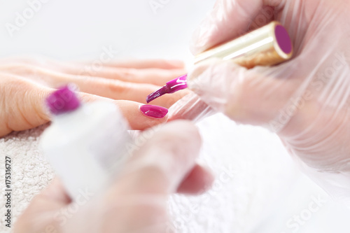Manicure   elowy  kosmetyczka przed  u  a paznokcie. Zabieg piel  gnacyjny d  oni i paznokci  kobieta u kosmetyczki na zabiegu manicure.