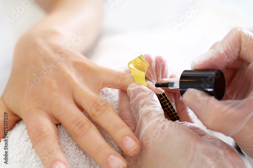 Przedłużanie paznokci  metodą żelowa. Manicure
