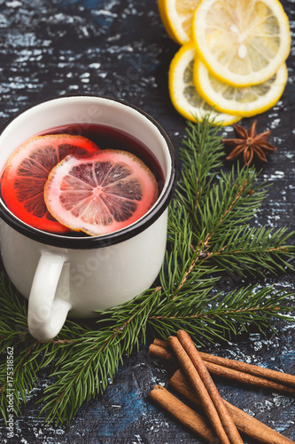 Mulled wine with lemon slices