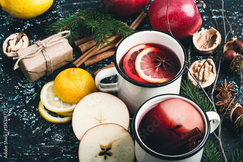 Mulled wine with apple and lemon slices