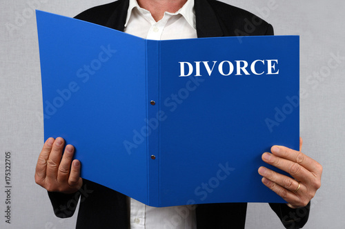 Homme consultant le dossier divorce photo