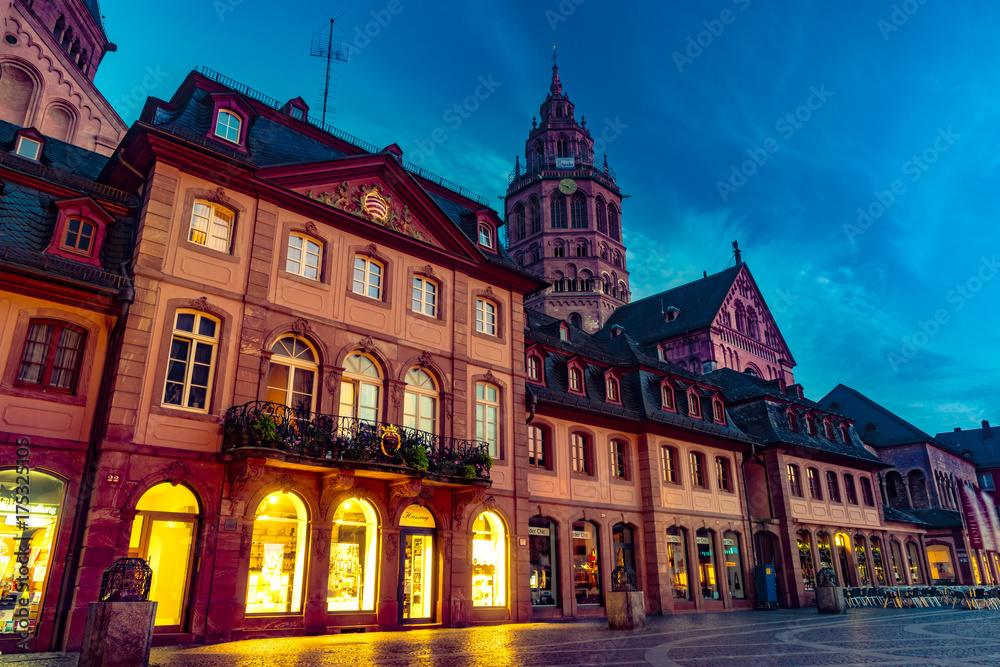 Obraz premium View of the Mainz Cathedral and Markt square at night. Beautiful architecture of old town in night illumination. Mainz, Rhineland-Palatinate, Germany.