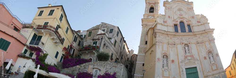 Cervo - piazza San Giovanni e Chiesa dei Corallini