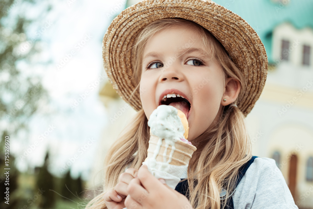 kid eating ice cream - obrazy, fototapety, plakaty 