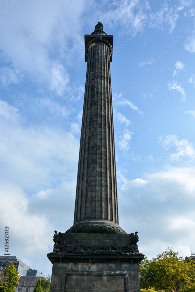 Fototapeta premium Melville Monument at St. Andrew's Square in Edinburgh