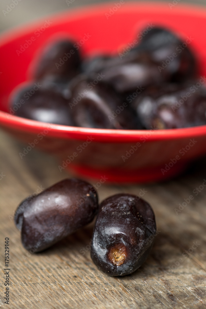 Obraz premium Dates on wooden background