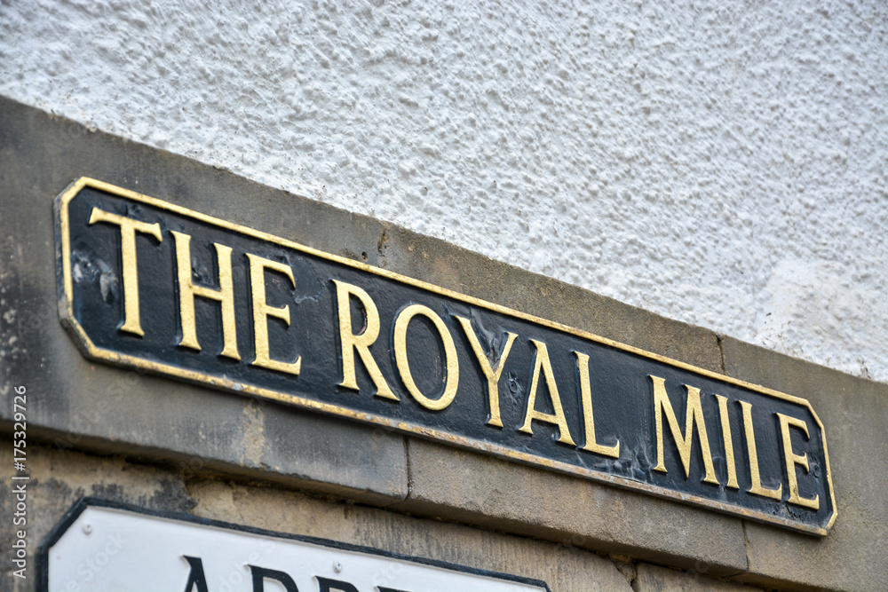Obraz premium The Royal Mile street sign in Edinburgh