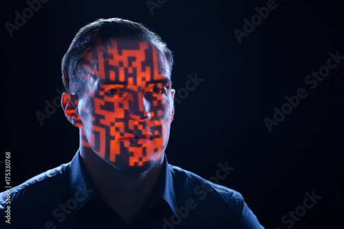QR Code im Gesicht einer Person