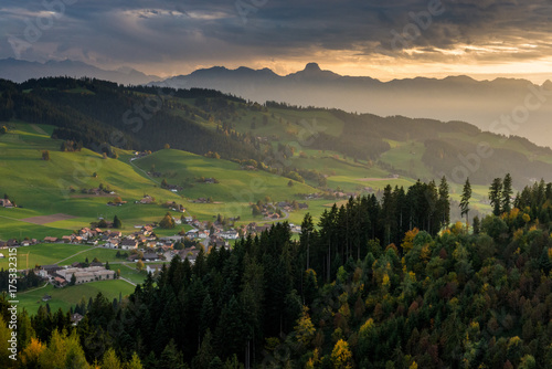 Sonnenuntergangsstimmung über dem Emmental und den Voralpen, Aebersold, Schweiz