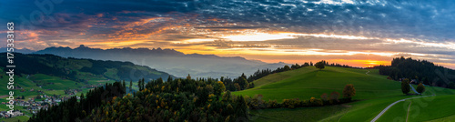 Sonnenuntergangs-Panorama über Linden und den Voralpen inkl. Stockhorn, Aebersold, Schweiz