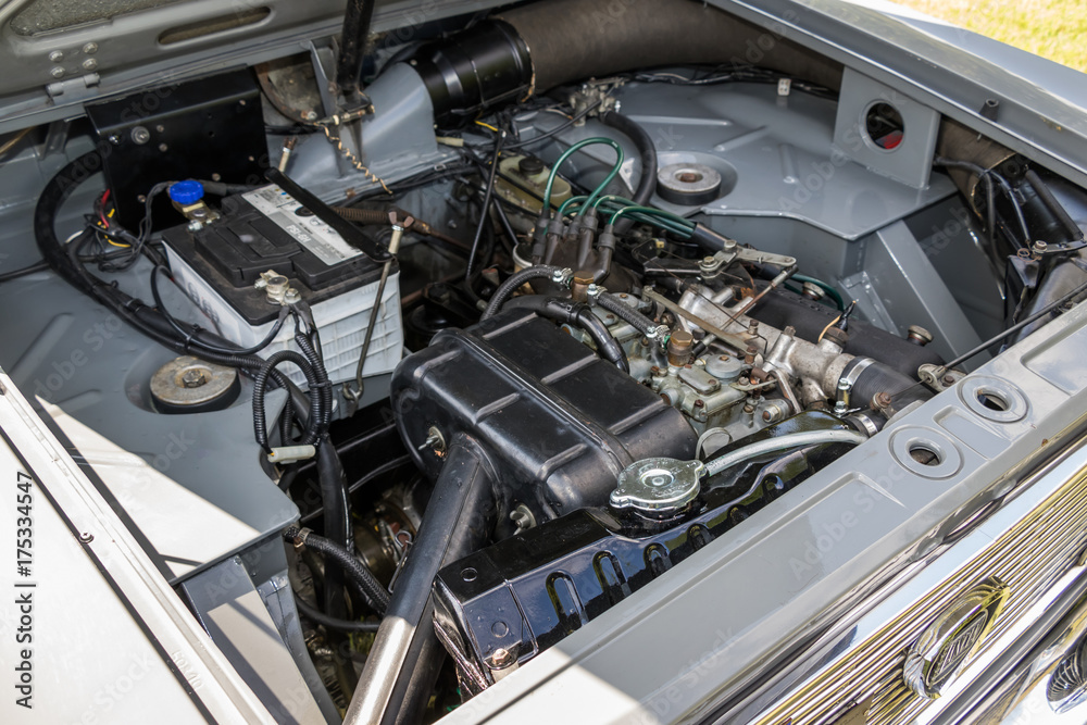 古い車のエンジンルーム　Old engine of retro car