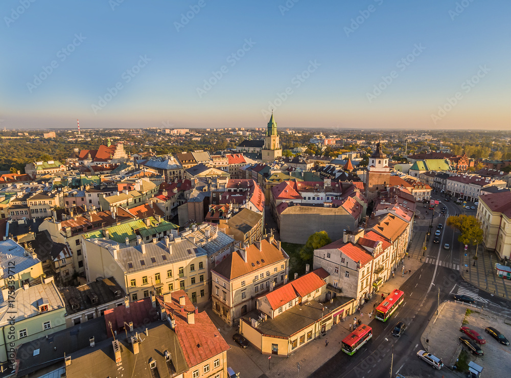 Lublin z lotu ptaka. Stare miasto w wieczornym słońcu.  Widok na zabudowani wzdłuż ulicy Lubartowskiej  z widoczna wieżą trynitarską i brama krakowską.