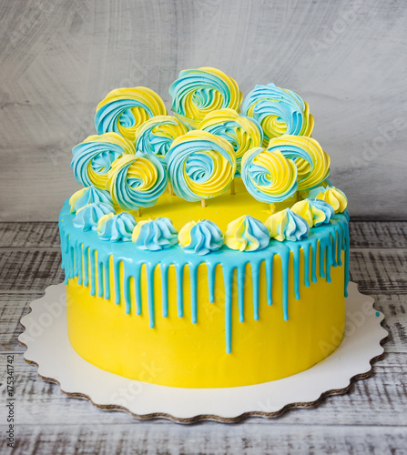 yellow and blue cream cheese cake with merengues