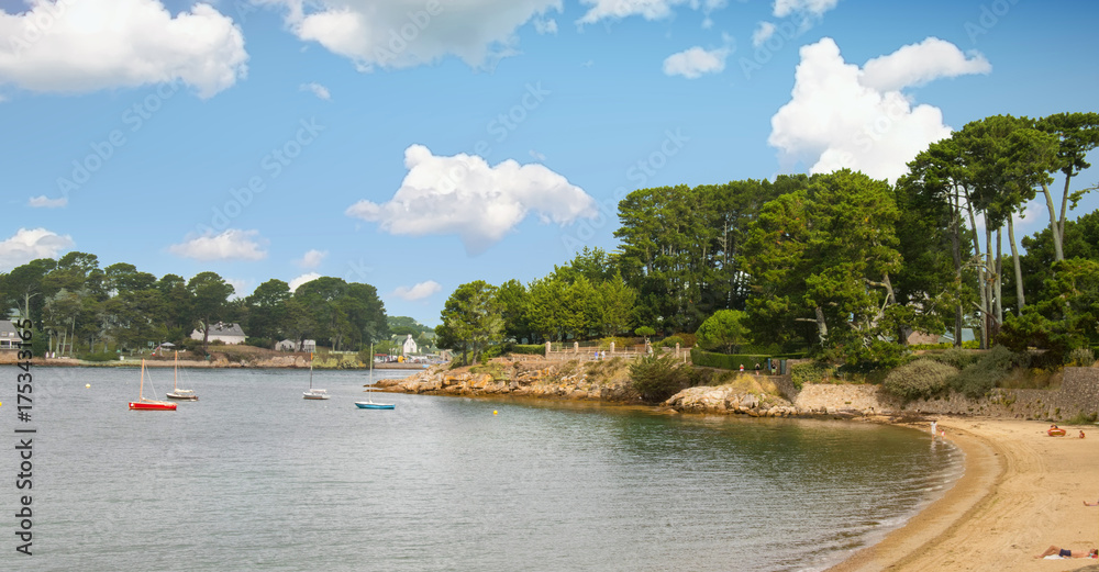 Île aux moines. Front de mer à marée basse . Morbihan, Bretagne, France Île aux moines. Front de mer à marée basse . Morbihan, Bretagne, France