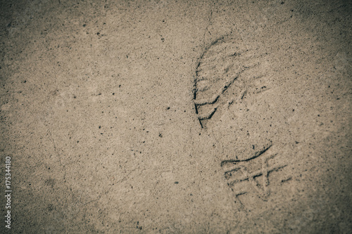 Einzelner Schuh Abdruck Fußabdruck im Sand