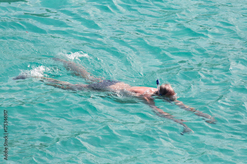 Mann schnorchelt im Meer (Karibik)