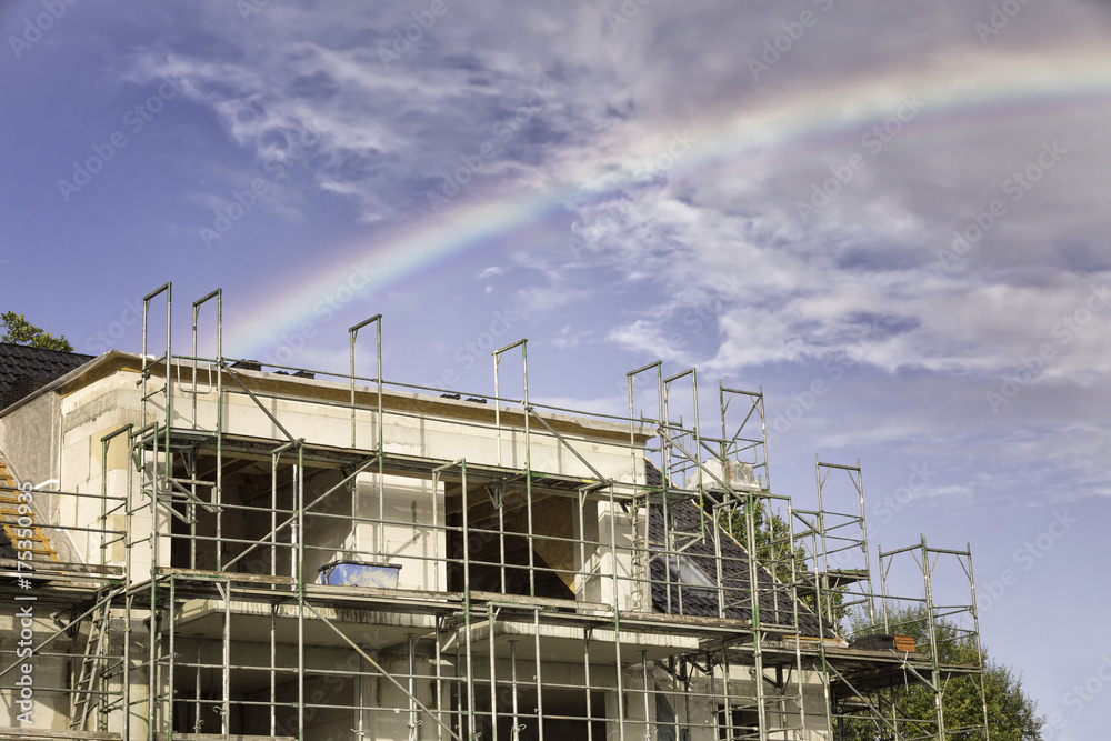 Neubau mit Regenbogen Neubau mit Regenbogen