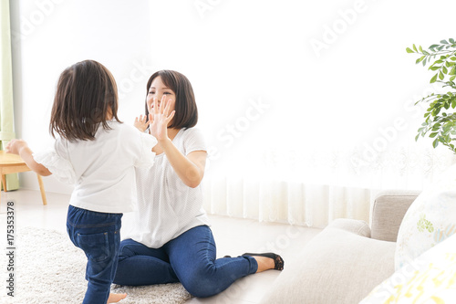 部屋で遊ぶ親子