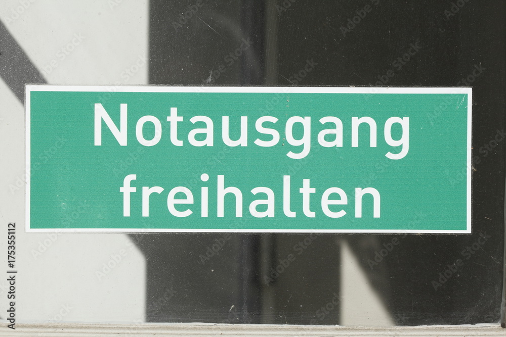 Grünes Schild Notausgang freihalten Grünes Schild Notausgang freihalten