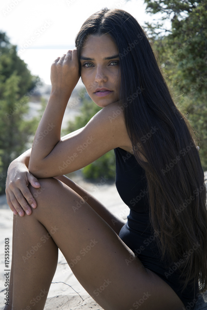 giovane donna seduta sulla spiaggia giovane donna seduta sulla spiaggia